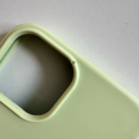 XO Poppy Silicone Case for Iphone 14 - Picture 3 of 4